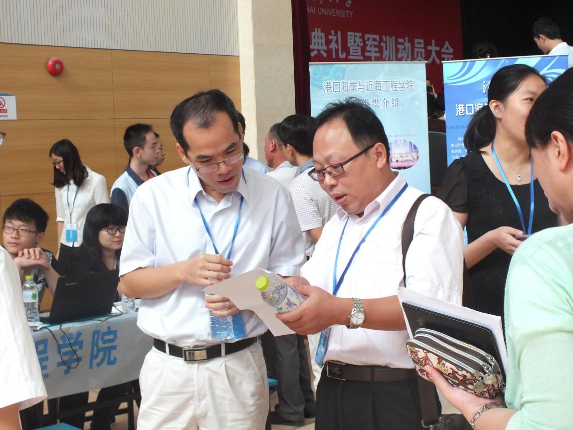 郑金海院长、胡忠华书记在注册点视察工作